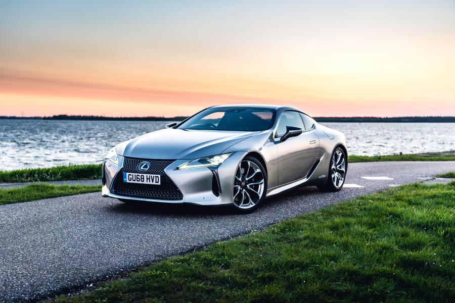  Lexus LC500h 2017 года  (UK) (фото 27 из 41)